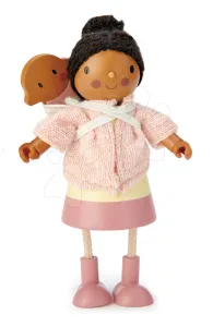 Fa figura kisbabával Mrs. Forrester Tender Leaf Toys rózsaszin kabátban